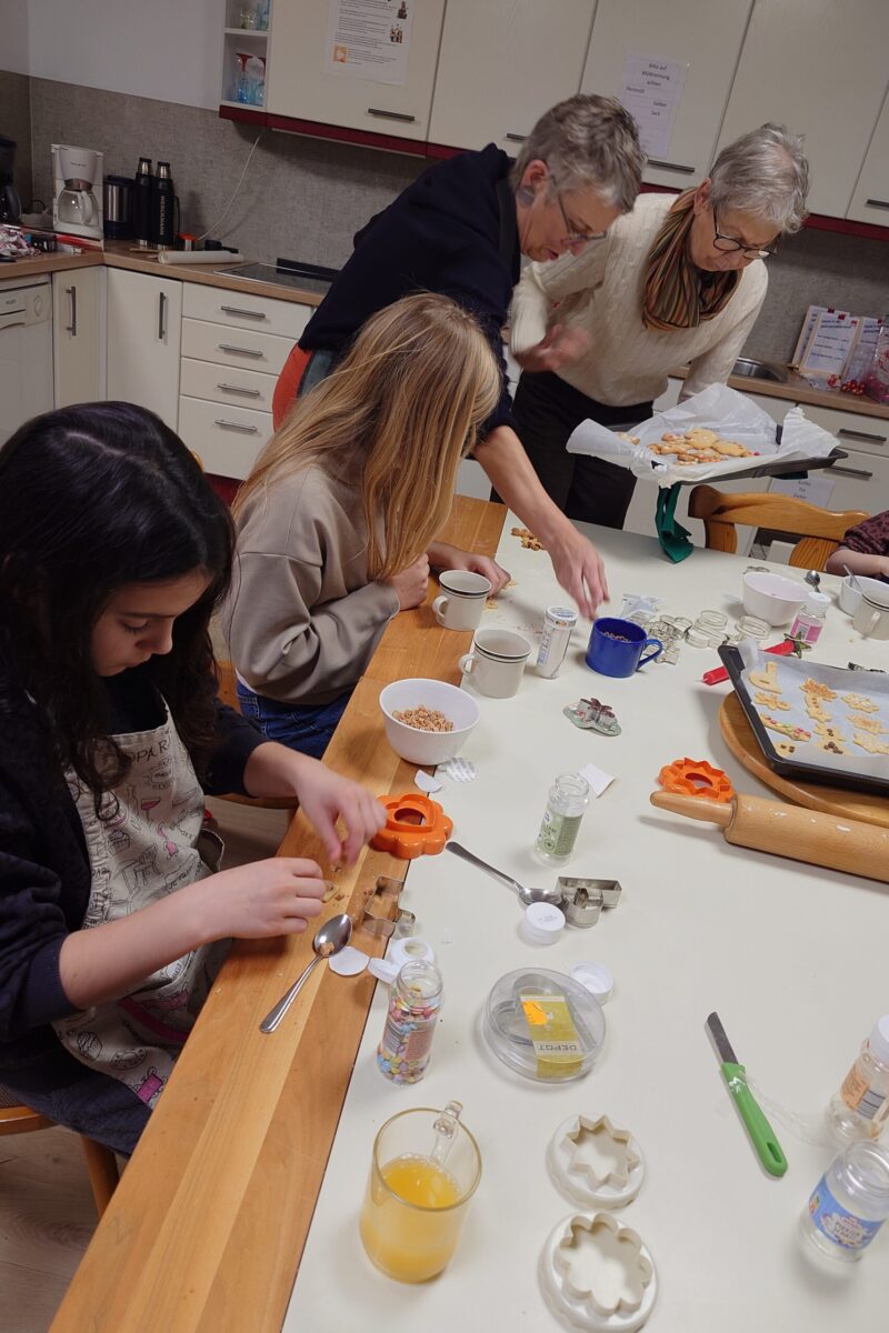 In der Weihnachtsbäckerei - bei der Arbeit