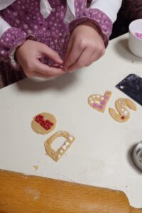 SPD-Weihnachtsbäckerei - Kind dekoriert Kekse