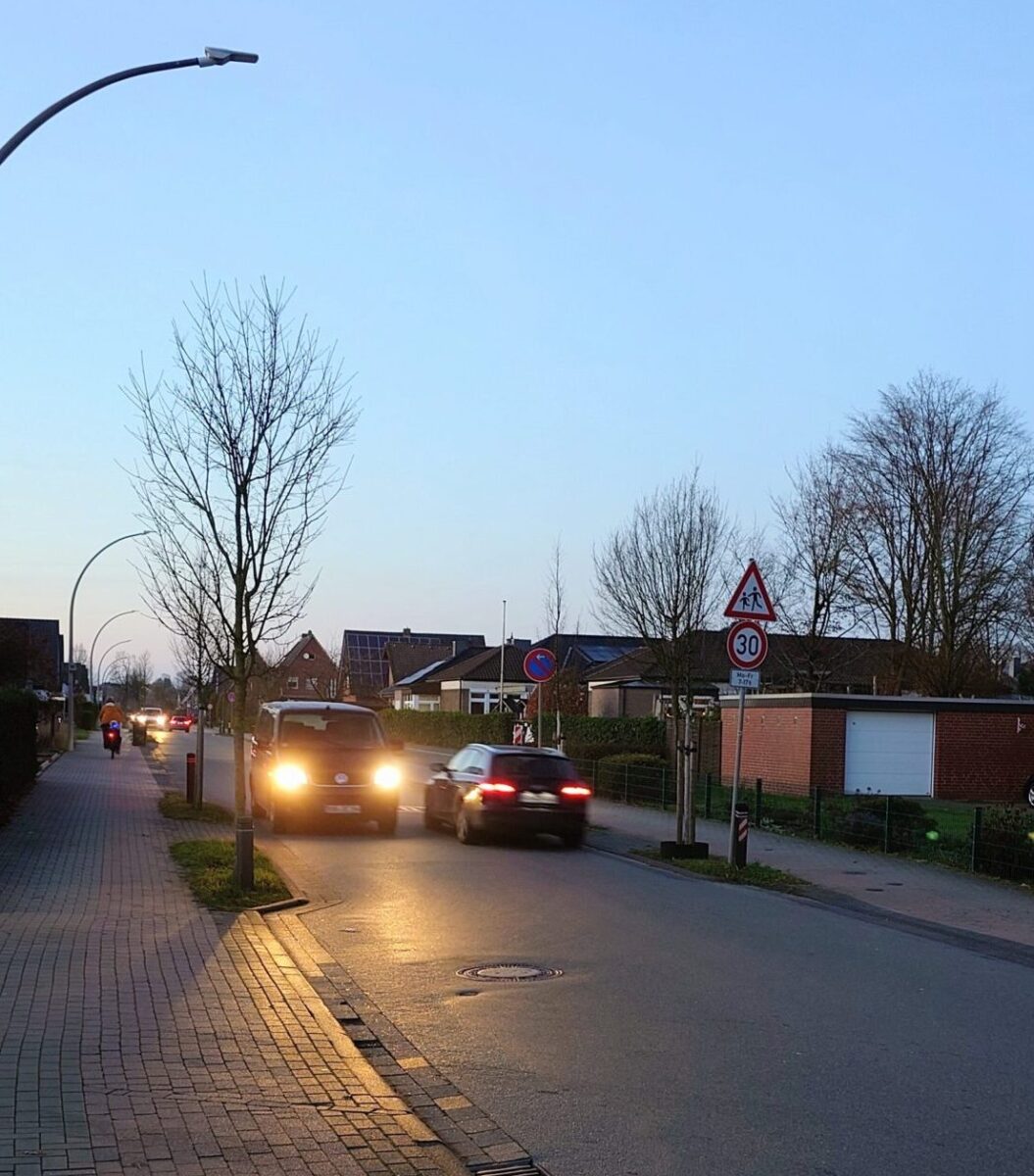 zwischen Autos und Radweg bleibt nur wenig Platz für Fußgänger:innen