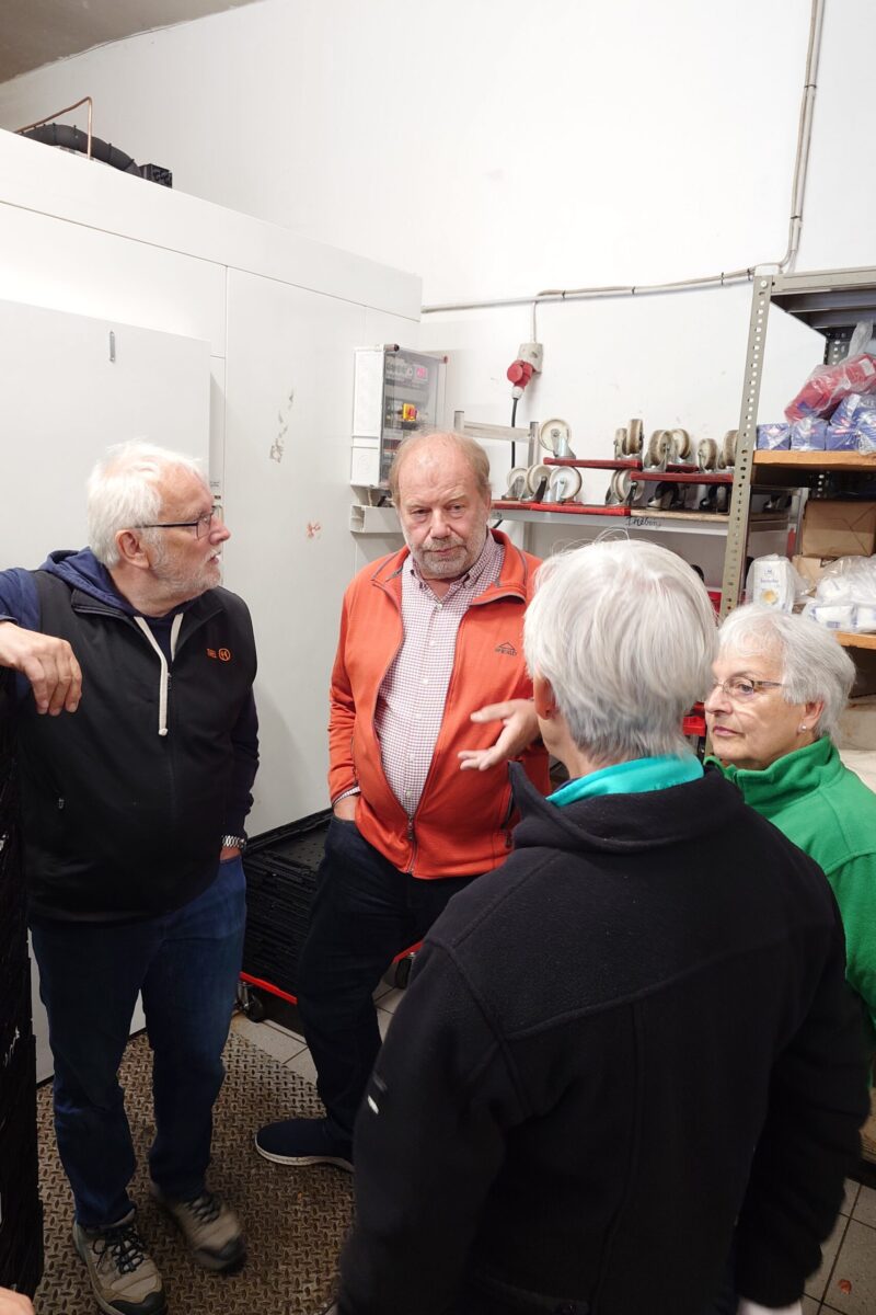 Reinhard Heidemann im Gespräch mit Ehrenamtlichen