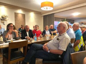 Anne Kortüm in der Diskussion mit anwesenden Hochmooranern zur Gestaltung des kirchlichen Areals an der grünen Mitte