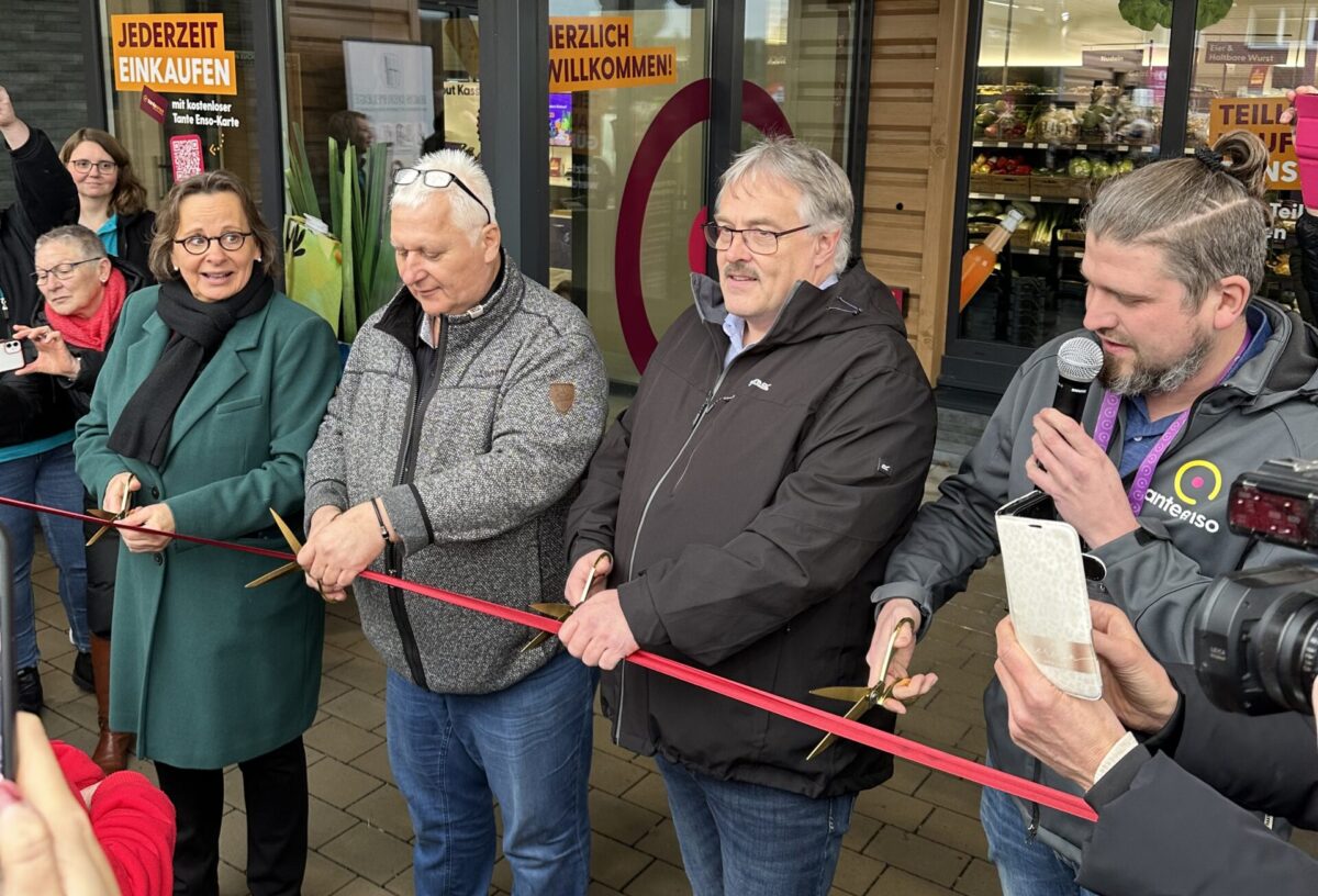 Eröffnung Tante Enso rotes Band wird durchschnitten