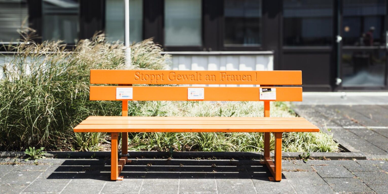 Zeichen gegen häusliche Gewalt: Rote Bänke in der Stadt – und das Rathaus erstrahlt in Orange